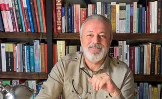 Ünal Ersözlü’nün ’Böğürtlen Öpücüğü’ kitabı raflarda yerini aldı