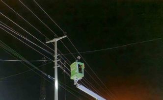 Alaca’da kamyon, elektrik ve telefon hatlarına zarar verdi