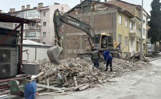 Bina yıkımı sırasında doğal gaz borusundan sızıntı meydana geldi