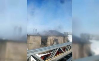 Çaldıran’da ev yangını