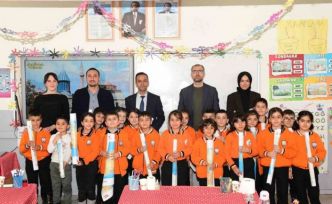 Çatak’ta öğrencilere dünya ve Türkiye haritaları dağıtıldı