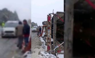 Edirne’de kar yağışı ve fırtına sebebiyle tır devrildi