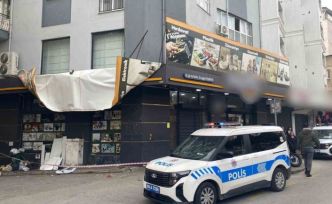 Efeler’de şiddetli rüzgar tabelaları kopardı, iş yerlerinde hasar oluştu