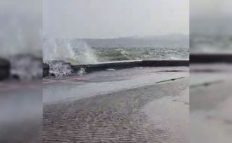 İzmir’de fırtınada sahil şeridindeki yollar sular altında kaldı