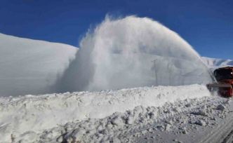 Karabet Geçidi’nde kar kalınlığı 2 metreyi geçti
