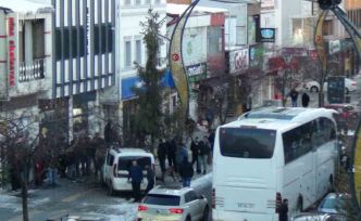 Kars’ta kontrolden çıkan araç ağaca çarparak durabildi