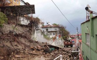 Kuvvetli yağışa dayanamadı, çöktü