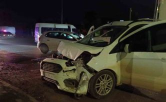 Minibüs ile hafif ticari araç çarpıştı: 1 yaralı