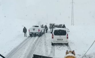 Muş’ta fırtına nedeniyle mahsur kalan 3 araç kurtarıldı