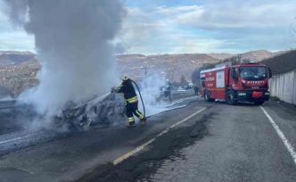 Ordu’da yanan otomobilden geriye demir yığını kaldı