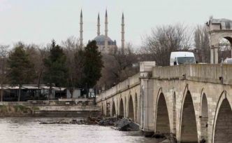 Tarihi Meriç Köprüsü atıklara teslim oldu