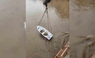 Yeşilırmak’ın sularına kapılan kayık köprüye takıldı