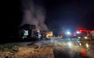 Ağır vasıta servisinde yangın çıktı: 2 çekici, 1 kamyon zarar gördü