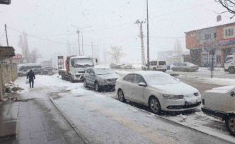 Başkale’de kar yağışı