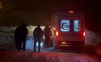 Erzincan’da kardan kapanan köy yolunda zamanla yarış