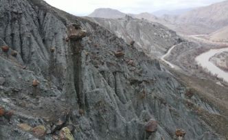 Erzincan’da peri bacalarını andıran doğal oluşumlar ilgi görüyor