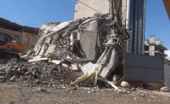 İş  makinasının kolona son dokunuşu 7 katlı binayı yerle bir etti