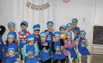 Kur’an kursu öğrenciler ailelerine güllaç hazırladı