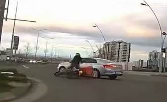 Motosikletin otomobille çarpışma anı kamerada