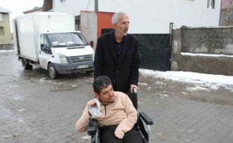 Polis memurunun hediyeleri engelli gencin yüzünü güldürdü