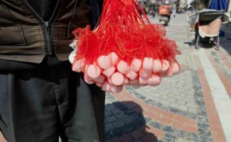 Şehir şehir dolaşarak kokulu kaya tuzu satıyor