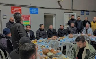 Sincan Belediye Başkanı Ercan gece mesaisi yapan belediye çalışanlarıyla sahur yaptı