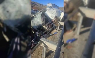 Sivas’ta ticari araç bariyere çarptı: 1 yaralı