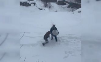 Tepsiyle kayarken havaya attı, kardeşinin başına isabet etti