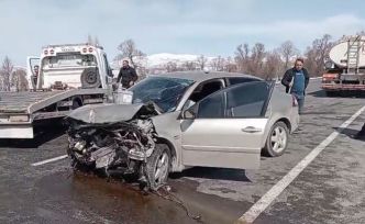 Tokat’ta iki otomobil kafa kafaya çarpıştı: 4 yaralı