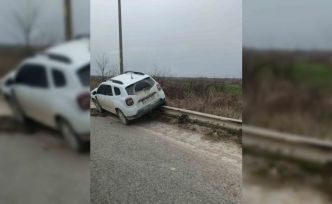 Virajı alamayan araç bariyerlere çıktı