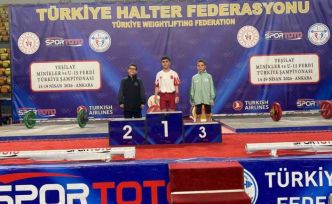Ağrılı öğrenci halterde Türkiye şampiyonu oldu