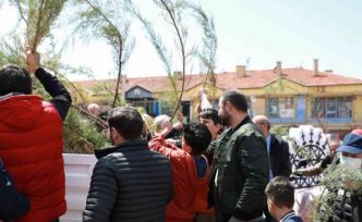Alaca Belediyesi vatandaşlara 2 bin fidan dağıttı