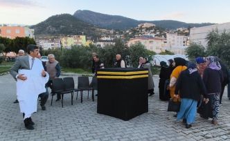 Anamur’da hacı adaylarına Kabe maketiyle uygulamalı eğitim