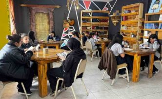 Atık malzemelerle kurulan kütüphane öğrencilerin yeni yaşam alanı oldu