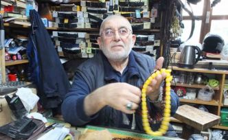 Balıkesir’de 71 yaşındaki Cevat Dede tespih dizerek para kazanıyor