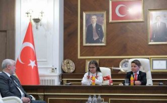 Başkan Aşgın koltuğu çocuklara emanet etti