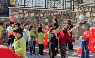 Çocuklar 23 Nisan’ı geleneksel oyunlarla kutladı
