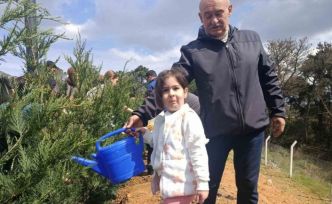 Gaziosmanpaşa’da çocuklar fidanları toprakla buluşturdu
