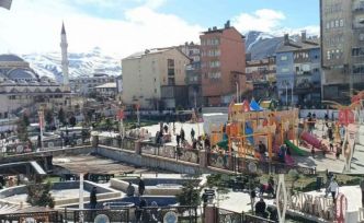 Hakkari’de güneşli havayı fırsat bilenler parka akın etti