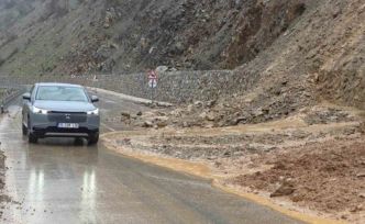 Hizan-Bahçesaray yoluna dökülen çamur ve kayalar temizlendi