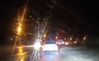 Karayoluna düşen taşlar ulaşımda aksamalara neden oldu