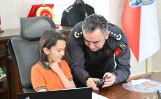 Kars’ta 23 Nisan coşkusu: İlkokul öğrencisi emniyet müdürü koltuğuna oturdu