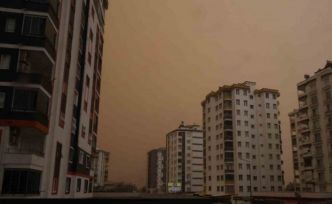 Kozan’da çöl tozu etkili oldu, sağanakla birlikte çamur yağdı