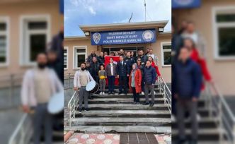 Mahalle sakinlerinden polislere sürpriz kutlama