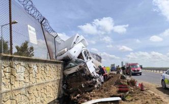 Mardin’de kontrolden çıkan yakıt tankerinin sürücüsü yaralandı