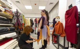 Mersin Büyükşehir Belediyesi Şehir Tiyatrosunda kostümler usta ellerde hazırlanıyor