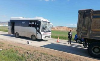 Midibüsün kamyona arkadan çarptığı kazada 3 kişi yaralandı