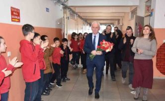 Ömrünün 46 yılını öğrencilerine adadı: Emekli olan öğretmene duygusal veda