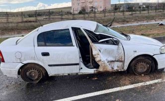 Otomobil yağmurun kayganlaştırdığı yolda takla attı: 2 yaralı