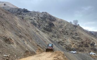 Sason’da köy yolunda heyelan